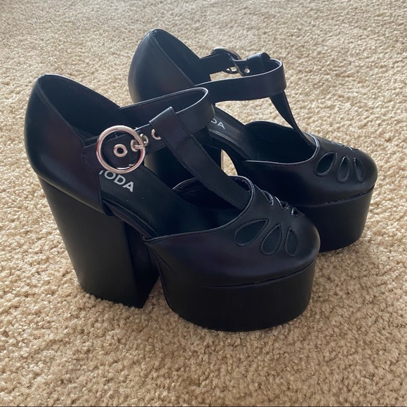 Black platform heels - Picture 2 of 10